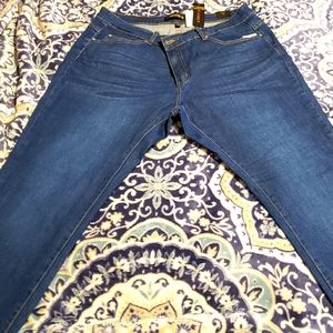 NEW WOMANS SKINNY JEANS w/butt lift design